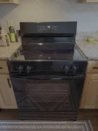 Frigidaire 30-in Glass Top Freestanding Electric Range (Black)