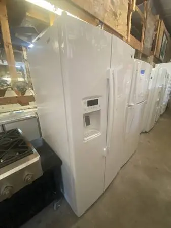 White GE Refrigerator Side by Side 25.3 Cu Ft Model #GSS25GGHBCWW Used