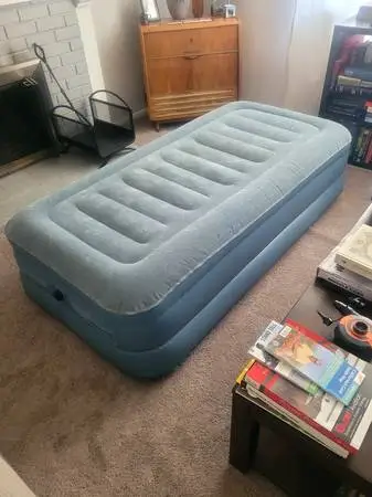 Twin Air mattress, MINT CONDITION, with 120V air pump