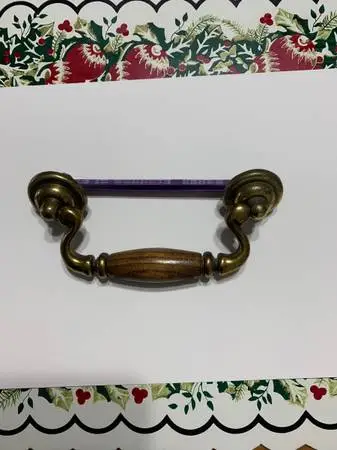 Antiq Swan Neck 4.5” oc Oak Center 3 piece Bail Pull, Antiq English
