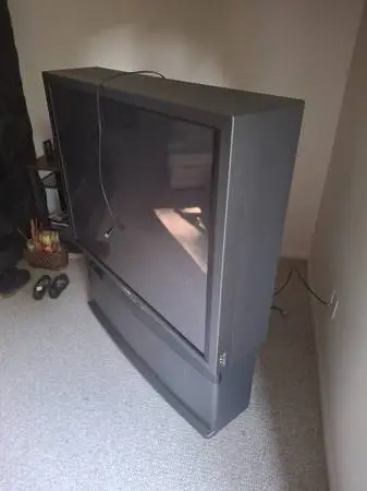 52 Projection TV, old fashioned! $100 OBO CEAN! WORKS!