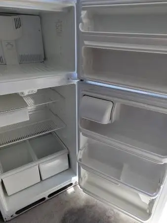 Frigidaire 18 cu ft Refrigerator w/Top Freezer and microwave