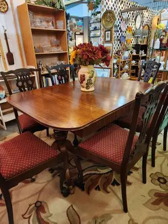 BEAUTIFUL DINING ROOM TABLE AND 6 CHAIRS