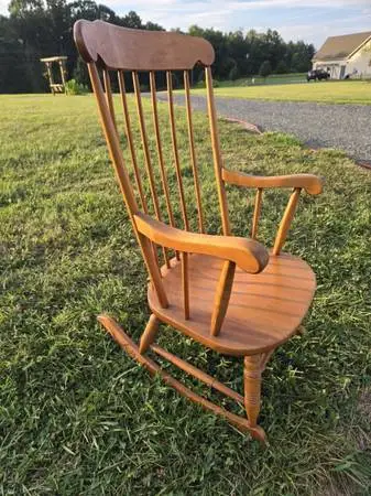 VINTAGE EARLY AMERICAN STYLE ROCKING CHAIR