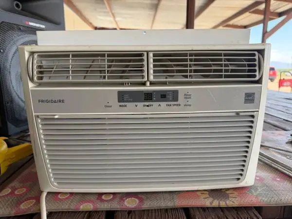 Window A/C FRIGIDAIRE  Refrigerated Air 8000 btu-It’s really cold-Perf
