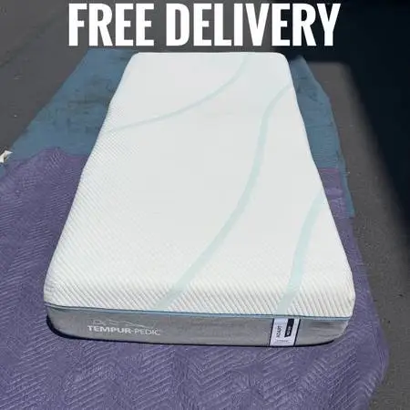 Like New!! Twin Size XL Tempur-Pedic Memory Foam Mattress (FREE DELIVERY)