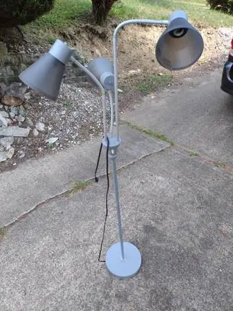 3 flexible-head floor lamp