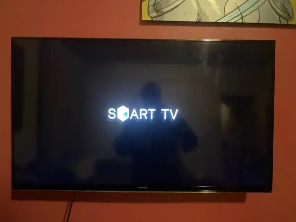 Samsung 40 Flat Screen WiFi Smart TV LCD LED Wi-Fi Television Set