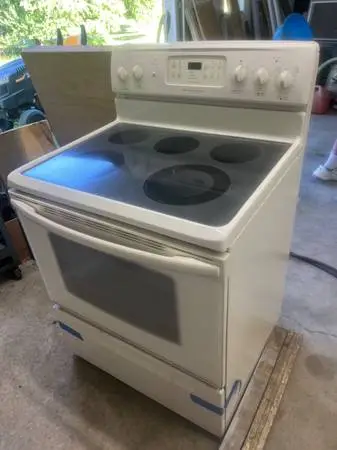 GLASS TOP ELECTRIC STOVE. Figidaire