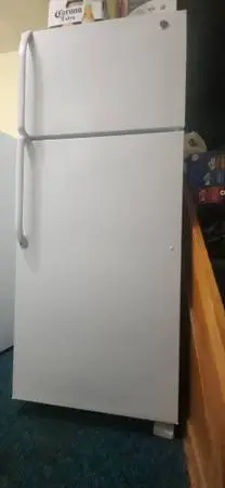 BRAND NEW GE TOP FREEZER REFRIGERATOR PERFECT CONDITION 2025 MODEL....