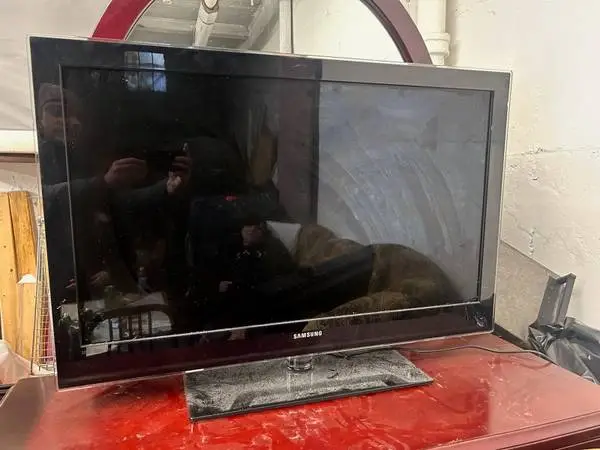 Samsung 40” Inch Flat Screen High Definition TV LCD LED Television Set