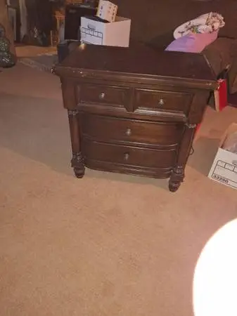 NIGHTSTAND/END TABLE