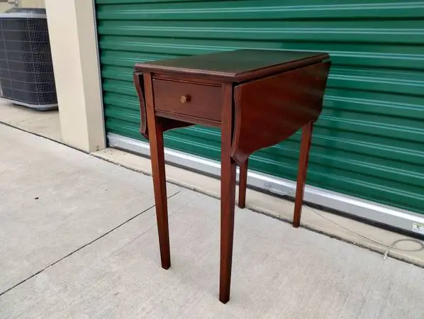 Early 1900s Mahogany Pembroke Table with Drawer