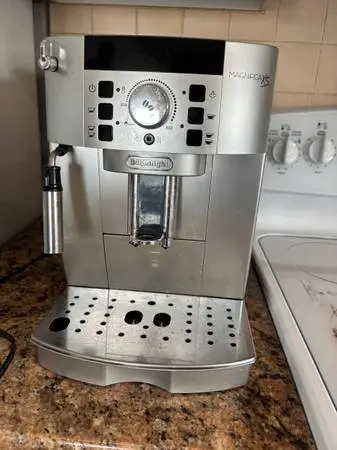 DeLonghi Magnifica XS Espresso and Cappuccino Machine