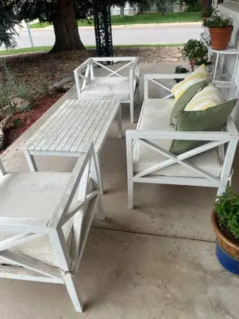 Porch furniture - 4 pieces (FREE)
