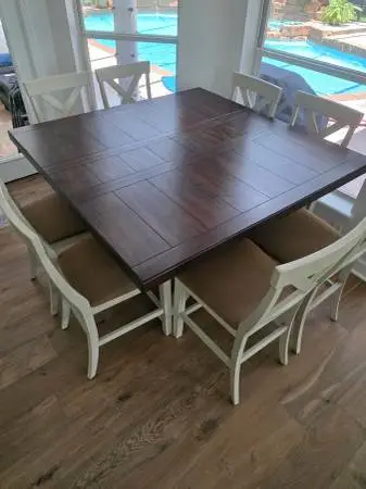 Beautiful Dining Table and 8 chairs