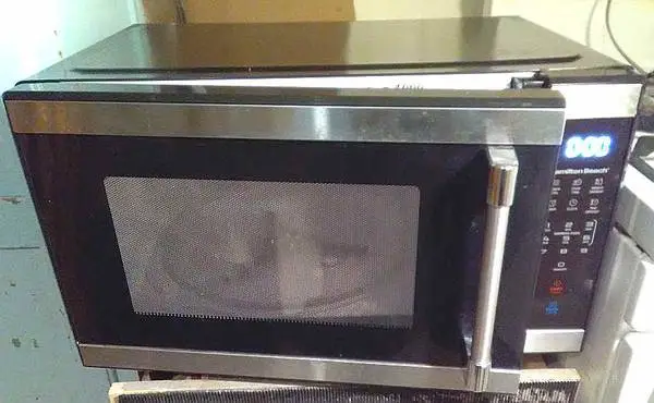 MICROWAVE OVEN - WORKS GOOD - NO CLOCK