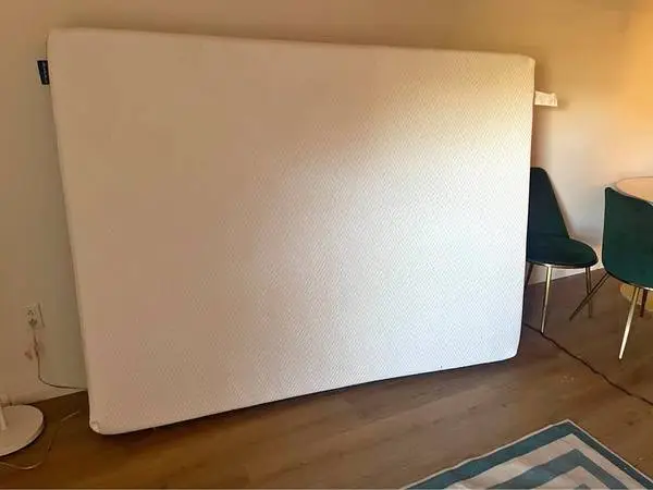 QUEEN MATTRESS FROM A CLEAN HOME LIKE NEW W CLEAN !!!!