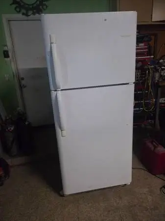 Whirlpool 18 cubic top freezer  REFRIGERATOR