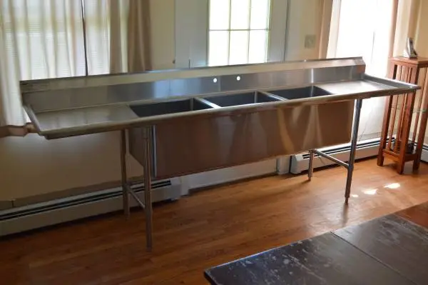 Eagle Group 14 gauge Stainless Steel 3-bay sink - BRAND NEW
