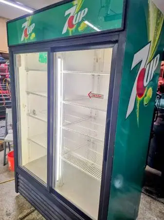 7 Up True mfg 45 commercial glass door merchandiser cooler refrigerato