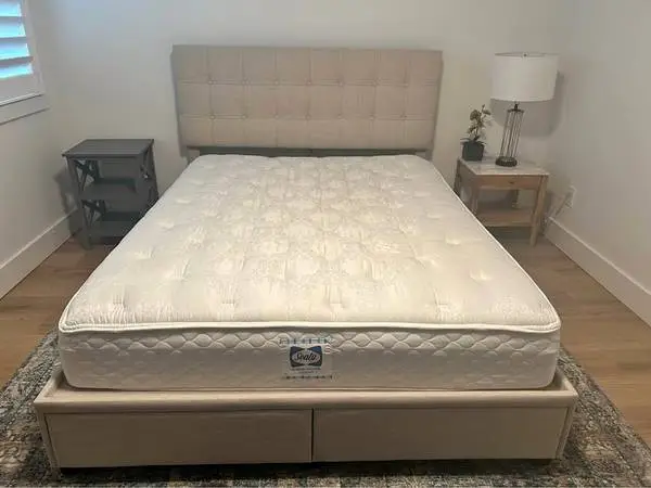 QUEEN MATTRESS CLEAN NO ISSUES!!!! MATTRESS ONLY NO BEDFRAME!!!!