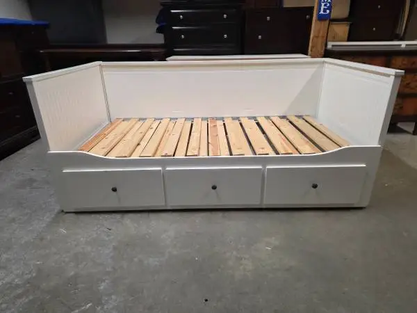 Modern White Expanding Daybed Twin to King