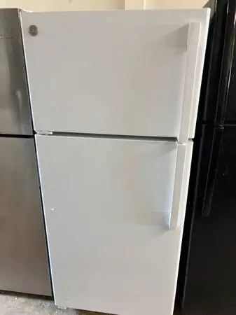 28  Wide GE White 17CuFt Refrig
