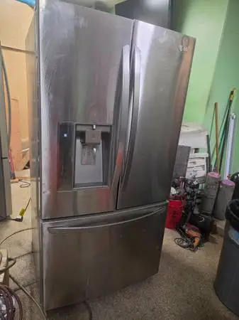 LG 31 cubic feet stainless french door REFRIGERATOR