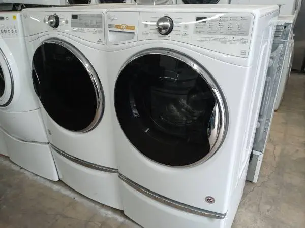 ★Whirlpool front load washer and dryer set on pedestals