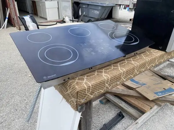 Black GE Electric Cooktop 5 Radiant Elements Model #ZEU36RBF1BB Used