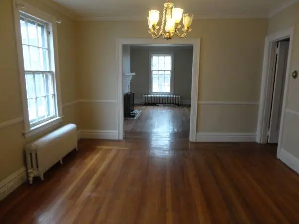 Beautiful,hw fl,fp,eik,dw,tiled bath,o/s prk,sun room,storage,yard