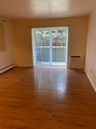 Spacious GARDEN LEVEL 1 BD for PRE-LEASE. 1 MO FREE RENT (2939-103)