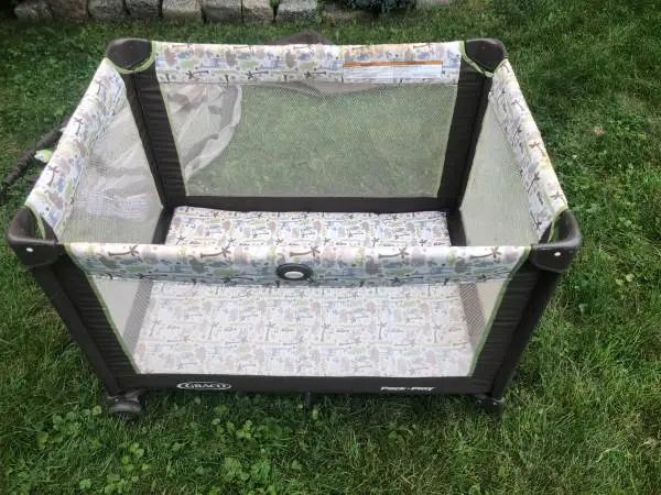 Graco Pack N Play and Bassinet with hanging stars mobile & zipper bag