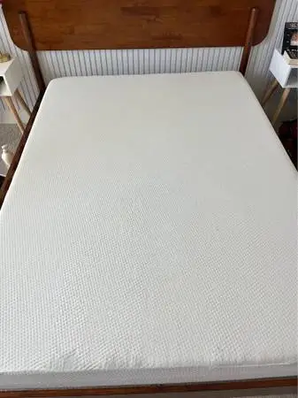 QUEEN MATTRESS FROM A CLEAN HOME LIKE NEW W CLEAN !!!!