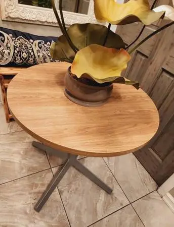 GORGEOUS ROUND ENTRANCE TABLE / BISTRO TABLE