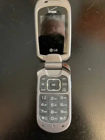 LG Verizon Revere Flip Phone with built-in camera