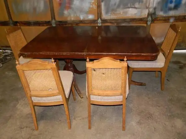 Kitchen Table + 4 Chairs