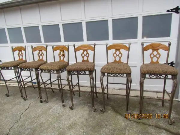 SIX SECOND HAND CARVER WOOD AND METAL BAR & COUNTER STOOLS