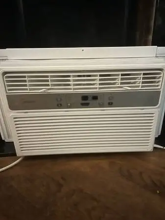 1 year old Air conditioner Barely used 6000btu