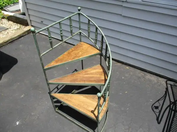 DECORATIVE SPIRAL SHELVING