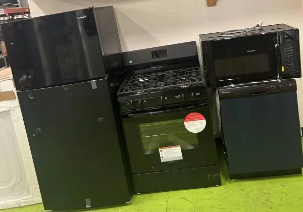 FRIGIDAIRE 4 PIECE KITCHEN PACKAGE