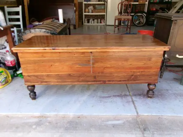 GORGEOUS GRANNYS 1930S SOLID CEDAR, CEDAR CHEST W/KEY (PIC)