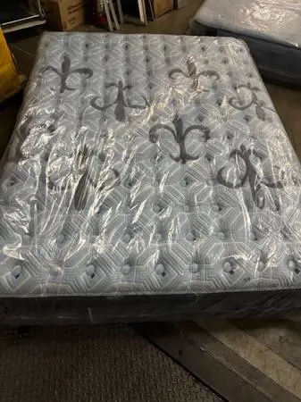 New Queen Stearns and Foster Estate Collection Firm Mattress msrp $2399