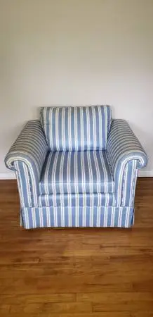 BEAUTIFUL COMFORTABLE BLUE AND WHITE STRIPE CHAIR