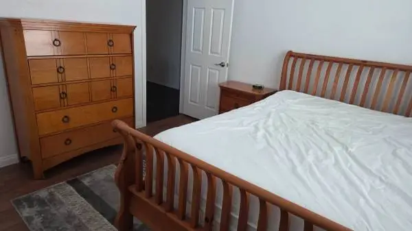 Beautiful solid wood 3 pc Queen Bedroom Set