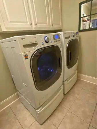 LG Direct Drive Washer & Dryer Set White w/ Pedestals (Grade A )