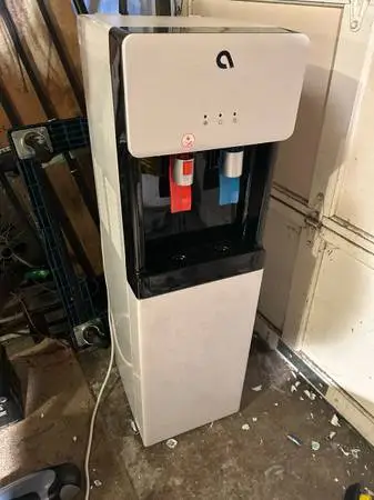 Perfect, like new water dispencer w/ big bottle,