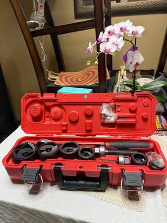 Milwakee ratchet knockout kit for electrician