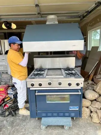 GORGEOUS Viking all analog 36” stove with hood